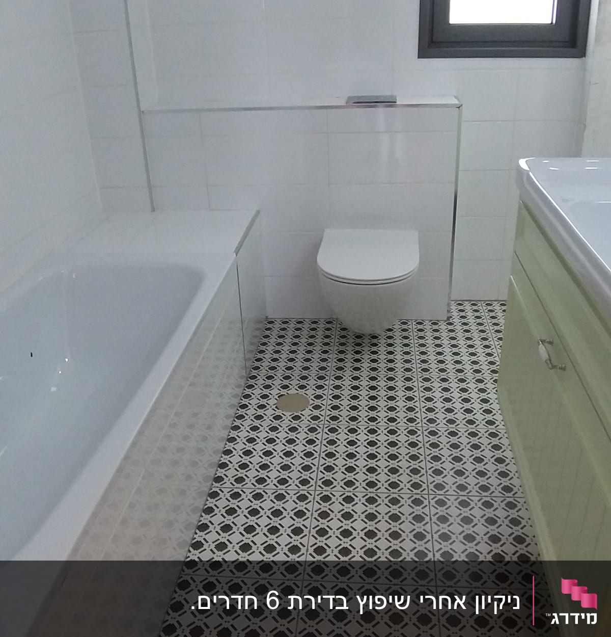 חדר אמבטיה עם אמבטיה, שירותים ורצפה נקייה